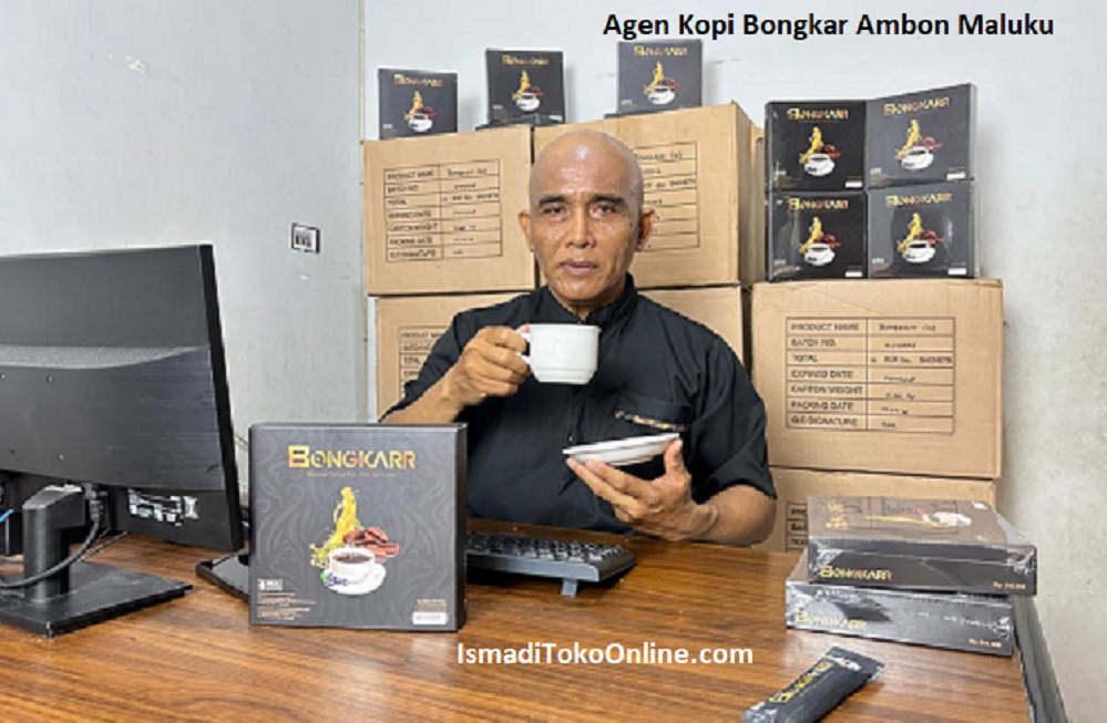 Agen resmi kopi bongkar Ambon Maluku sedang menikmati seduhan kopi herbal di ruang kerja, memberikan bukti keaslian dengan latar belakang ketersediaan stok puluhan karton siap kirim.