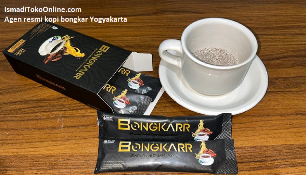 Foto original agen resmi kopi bongkar Yogyakarta: Satu box Kopi Bongkar kemasan isi 5 saset original beserta serbuk kopi herbal di dalam cangkir.