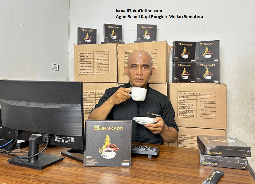 Agen resmi kopi bongkar medan sedang menikmati seduhan kopi herbal stamina pria di ruang kerja, lengkap dengan kemasan box dan saset original di atas meja.